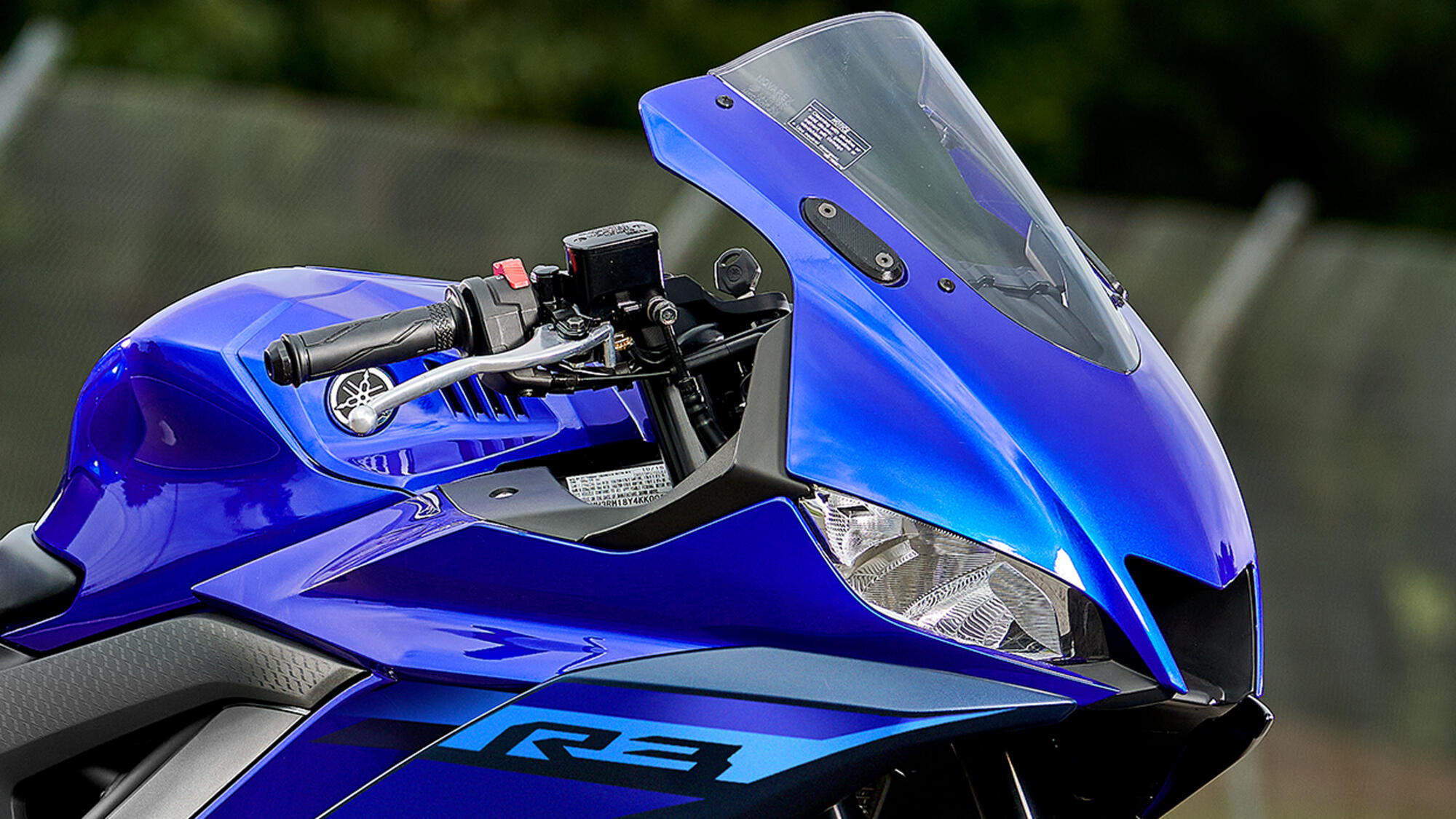 Обтекатель в стиле модели М1 с новой двухцветной гаммой «Icon Blue» 